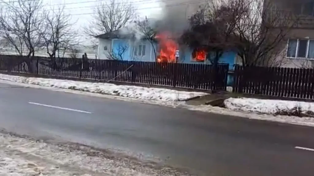 Incendiu devastator în Botoșani: Un bărbat a decedat, iar două persoane au suferit arsuri grave după prăbușirea acoperișului