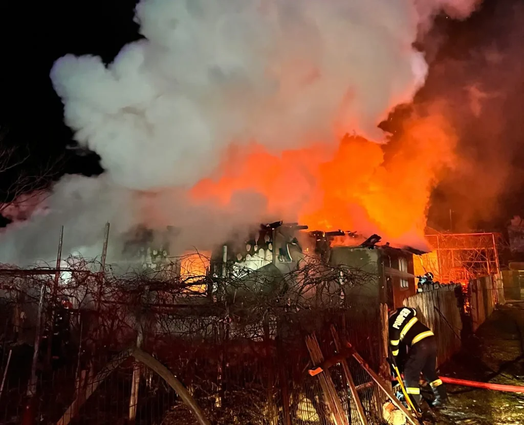 Tragedie la priveghi în Bicaz: O casă a ars din temelii din cauza unei lumânări, iar trupul unui bărbat decedat a fost carbonizat