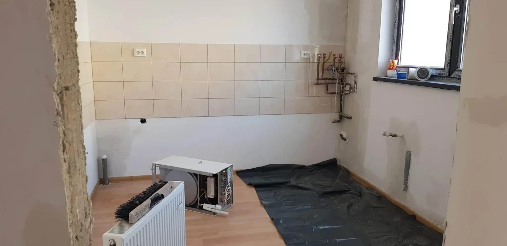 Capcanele renovărilor „la negru”: Cum o modificare în baie sau un perete dărâmat te pot trimite direct în instanță