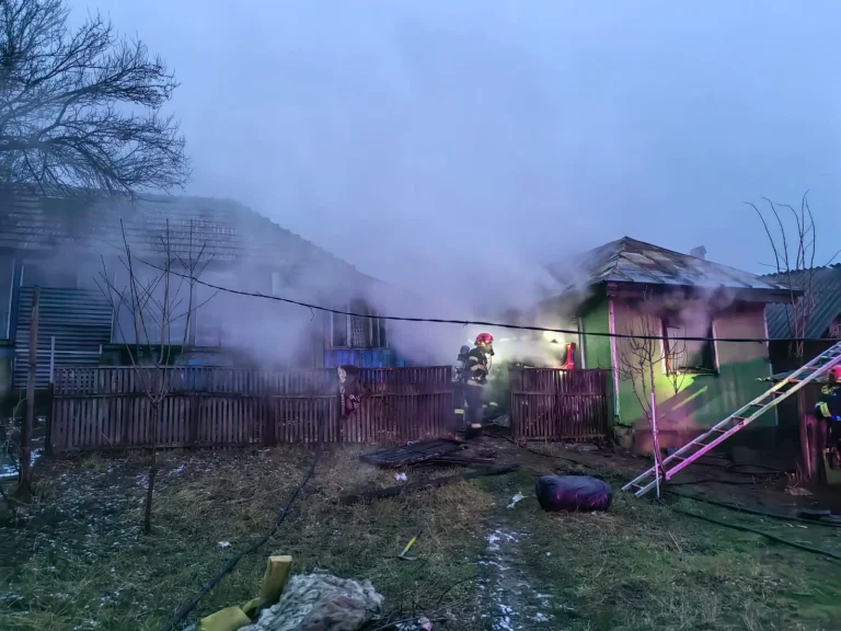 Tragedie evitată la secundă: Un bărbat cu dizabilități, salvat de vecini dintr-un incendiu violent
