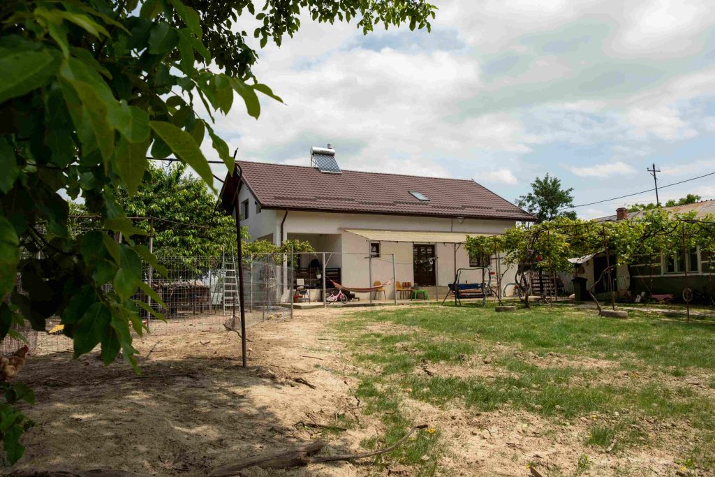 Au primit o casă nouă și o mașină pentru cei 10 copii