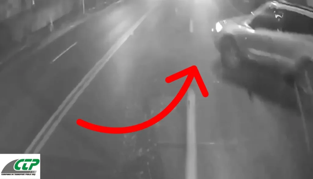 Un autobuz CTP de pe traseul 27B, proiectat pe contrasens după o coliziune cu un autoturism