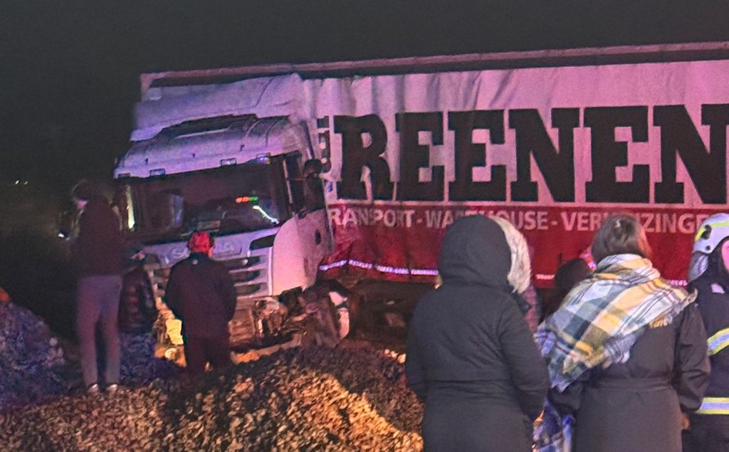 Trei persoane la spital după un impact violent între două mașini și un TIR