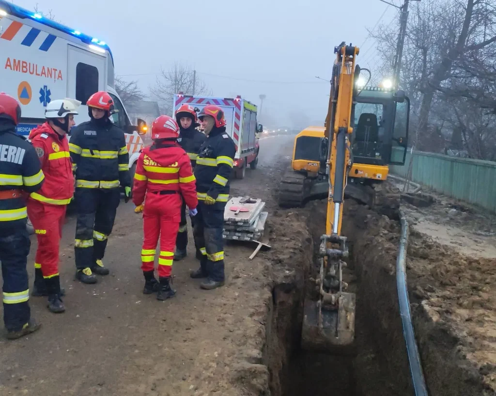 VIDEO. Salvare contracronometru la Zvoriștea: Muncitor îngropat de viu sub un mal de pământ