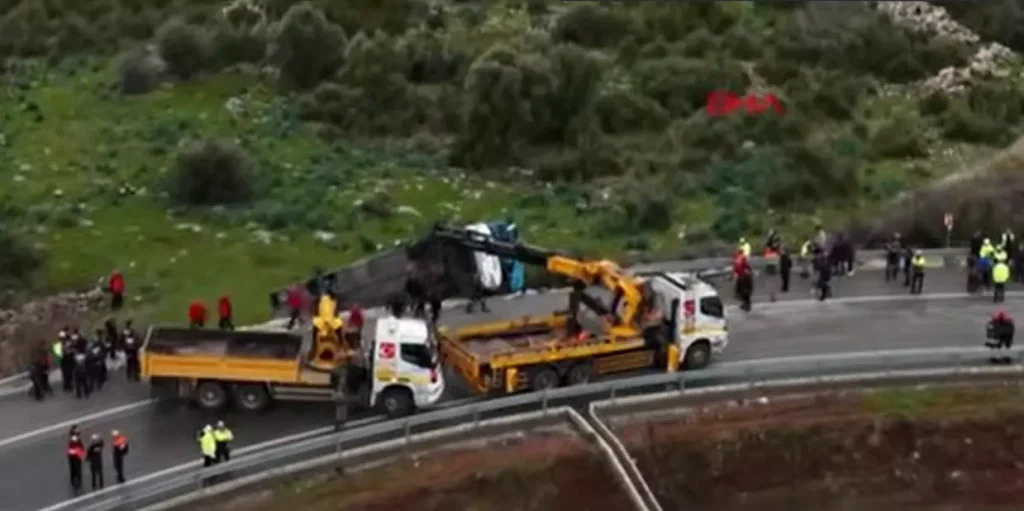 VIDEO. Accidente în Antalya: Autocar răsturnat și coliziuni fatale. Bilanțul victimelor a ajuns la 16 morți
