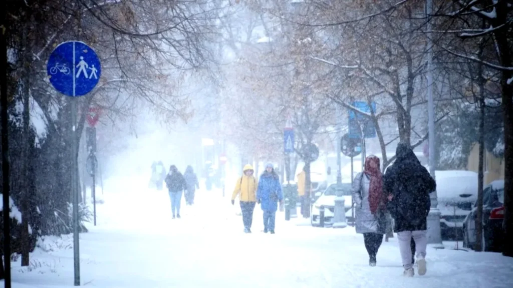 Atenție, șoferi! Se anunță 15 cm de zăpadă și polei. Gerul pune stăpânire pe România de luni