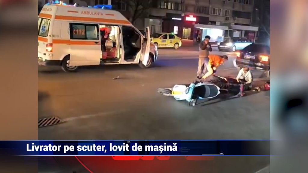 Livrator pe scuter, lovit de maşină