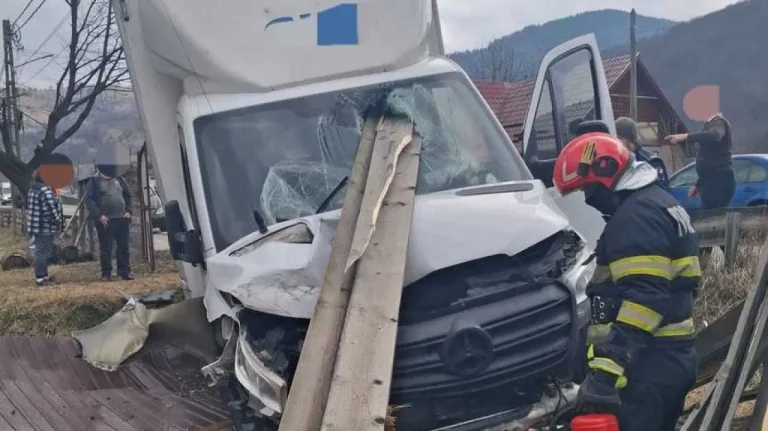 Noroc incredibil pentru un șofer din Neamț: Parbriz străpuns de scânduri în urma unui derapaj
