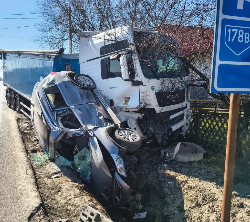 Impact între un TIR și un autoturism la Grănicești. Două persoane au ajuns la UPU