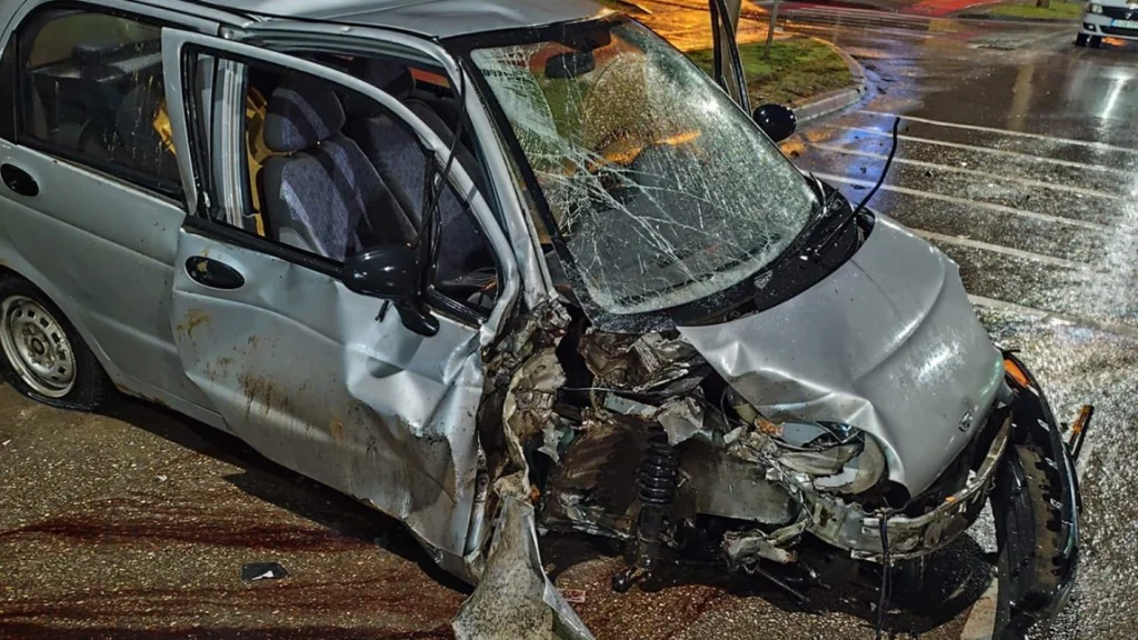 VIDEO. Accident în zona Nicolina. Un Matiz a ieșit de pe carosabil, șoferul a scăpat ca prin minune