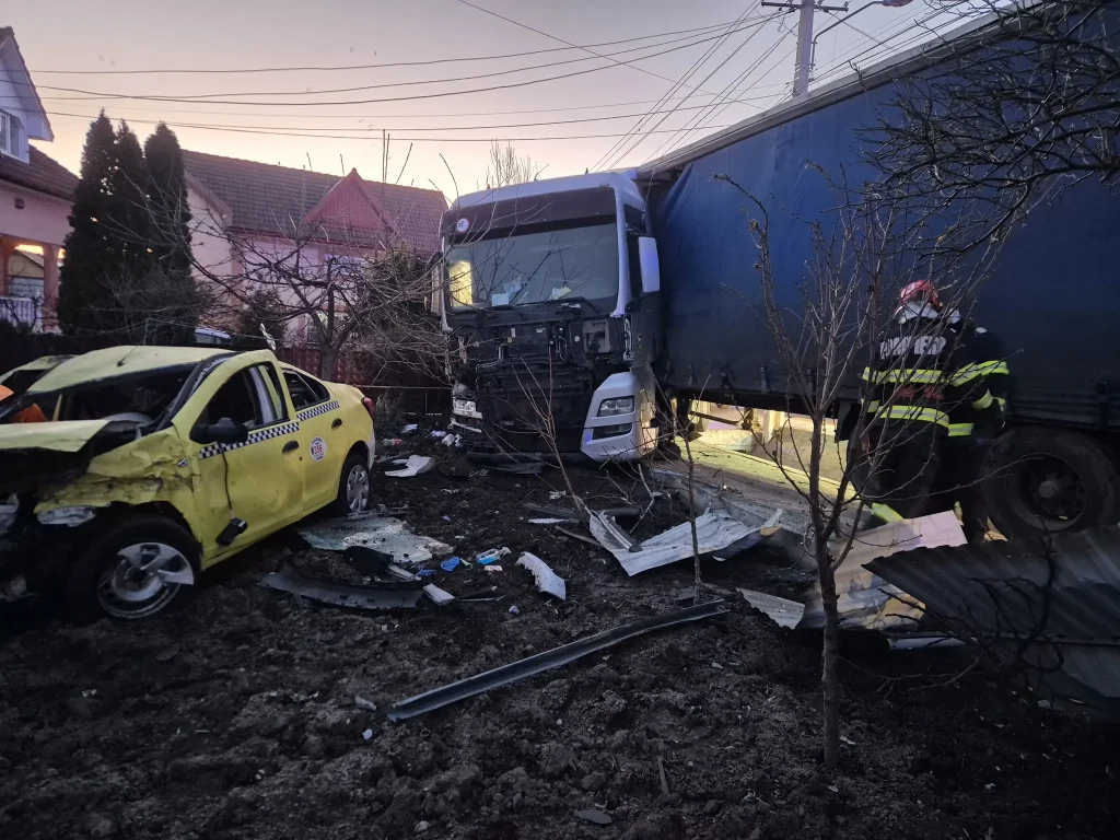 Accident la Dumbrăveni: Coliziune între un autoturism și un TIR. Două persoane au ajuns de urgență la spital