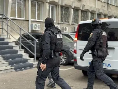 Două femei, mamă și fiică, atacate în propria casă de un vecin cu cagulă