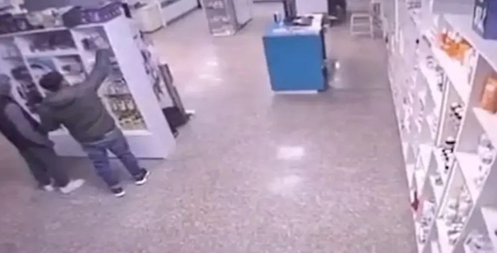 Luxul se plătește, dar nu și pentru ei: Verii care au „curățat” o farmacie de creme, prinși de jandarmi la control