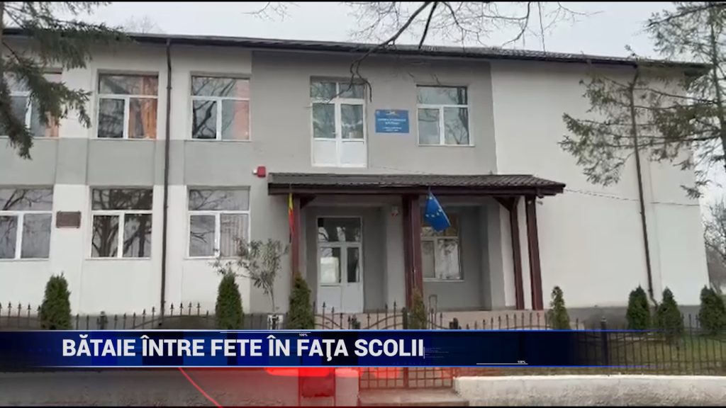 BĂTAIE ÎNTRE FETE ÎN FAȚA ȘCOLII