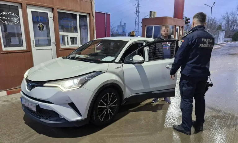 „Mașină-clonă” descoperită la vama: Un autoturism furat din Italia, „transformat” în Belgia și condus de un bulgar spre România