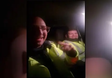 Anchetă în Poliție: Doi agenți s-au filmat fredonând manele în timpul serviciului