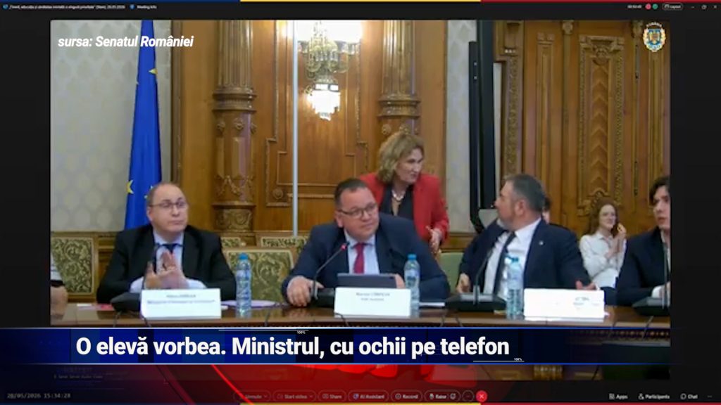 O elevă vorbea. Ministrul, cu ochii în telefon
