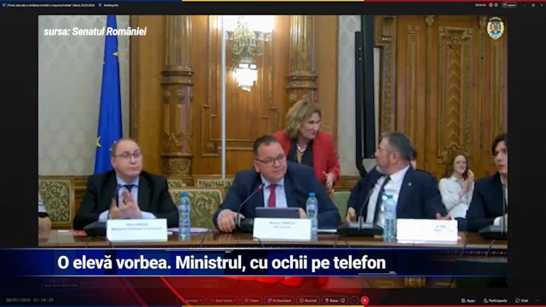 O elevă vorbea. Ministrul, cu ochii în telefon