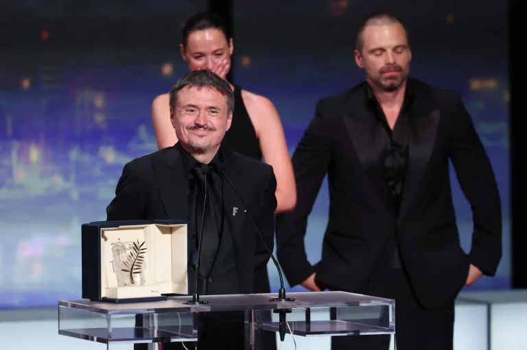 Performanță istorică: Cristian Mungiu, premiat pentru a doua oară cu Palme d’Or la Cannes pentru filmul „Fjord”