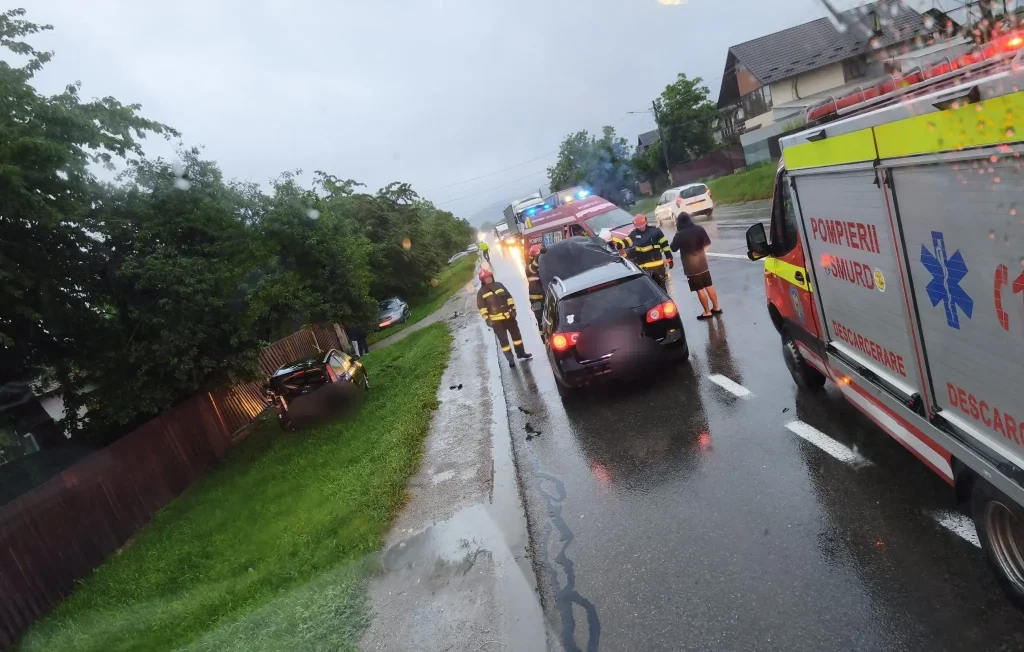 „Drumul Morții” E85: Impact între două mașini la Cleja. Intervenție de urgență a pompierilor