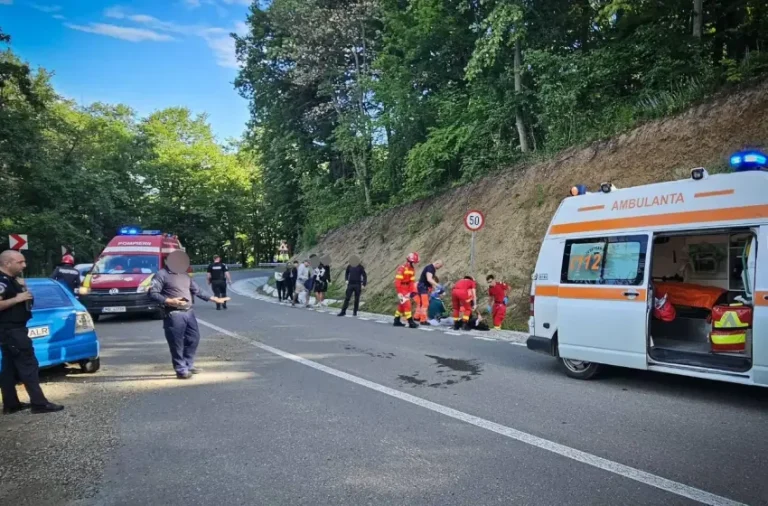 Intervenție contracronometru a jandarmilor la un accident grav în Gioseni! O mașină plină cu adolescenți s-a zdrobit pe drumul spre Bazga