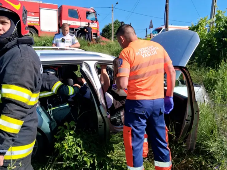 Accident grav pe DE581, la o oră distanță de Iași. Trei victime transportate la spital după ce un autoturism a părăsit șoseaua la Oltenești
