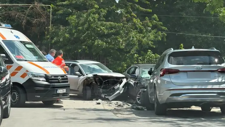 Accident în zona Sărărie din Iași! Două mașini s-au izbit, iar un echipaj medical aflat în trafic a intervenit imediat