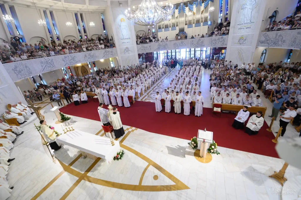 Moment solemn la Iași: 10 noi preoți catolici au fost hirotoniți în cadrul unei slujbe grandioase