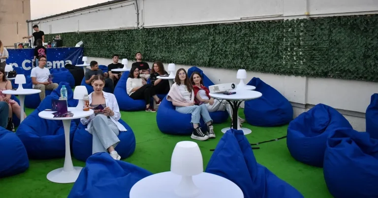 Cinema Ateneu mută proiecțiile pe terasă într-un format inedit, cu căști wireless
