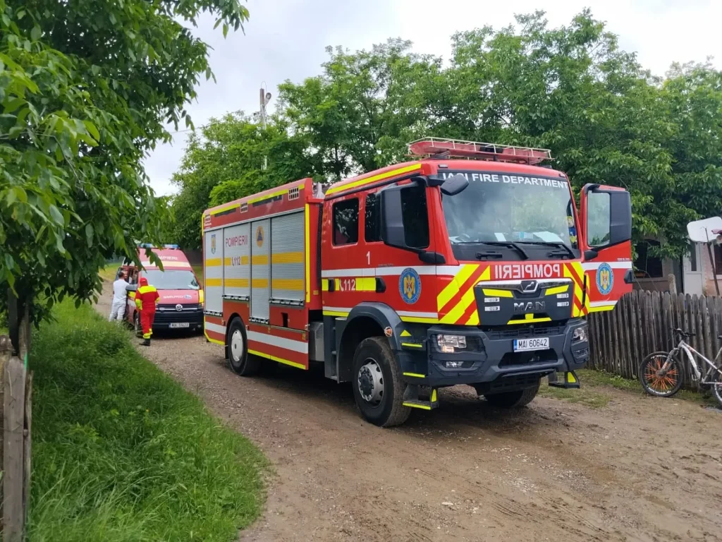 Un tânăr și un copil de 4 ani, la spital după ce o baterie externă a luat foc într-un dormitor