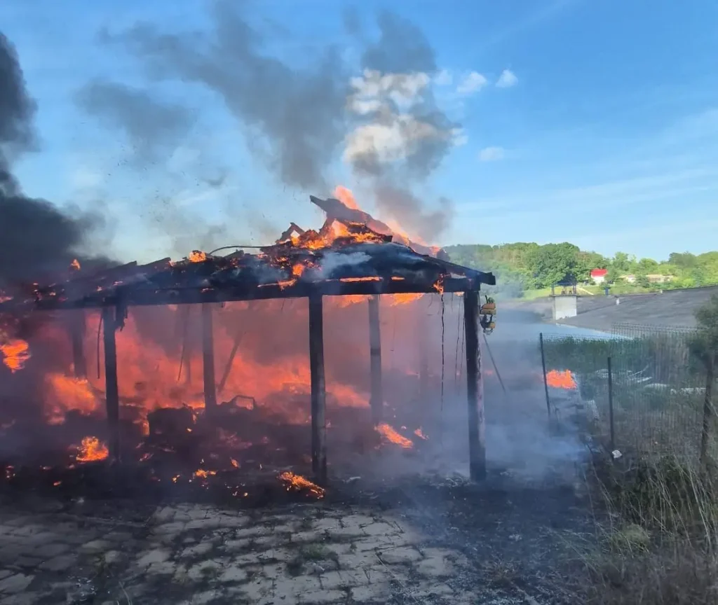VIDEO. Joaca cu focul care a ruinat un complex de agrement. Ce ascund imaginile incendiului de la Tiki Village