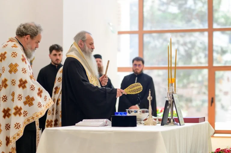 Sediul Consiliului Județean Iași, sfințit de Mitropolitul Teofan după finalizarea lucrărilor de modernizare