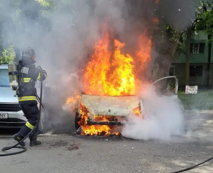 VIDEO. Două autoturisme au fost avariate de un incendiu pe strada Vasile Lupu, din cauza unui cablu defect