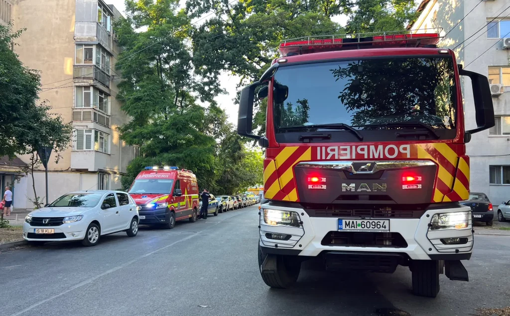 Mobilizare de forțe pentru o deblocare de locuință în municipiul Iași