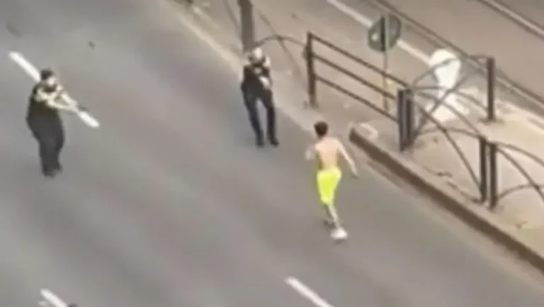 Tânăr reținut pentru tentativă de omor după ce și-a agresat tatăl și a atacat echipajele de poliție. Agenții au făcut uz de armă