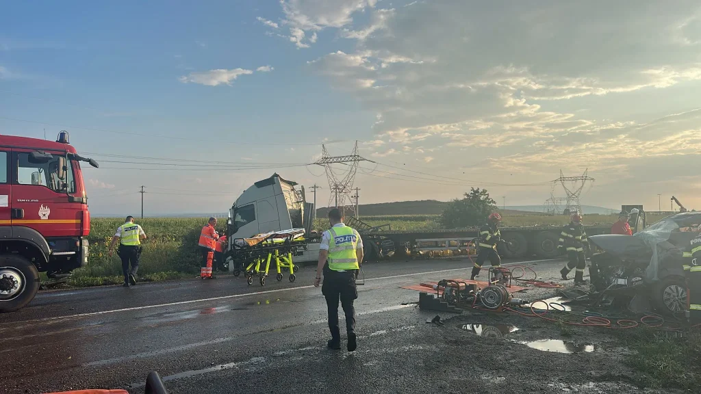 Accident deosebit de grav pe E85, la Săbăoani: Camion cu butelii, prăbușit peste un autoturism în care se aflau trei copii