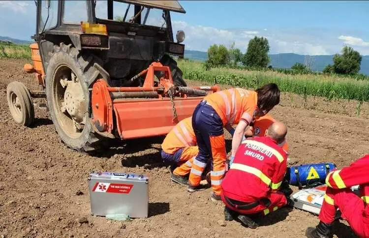 O femeie de 30 de ani a murit pe loc, prinsă în freza unui tractor. Salvatorii nu au mai putut face nimic
