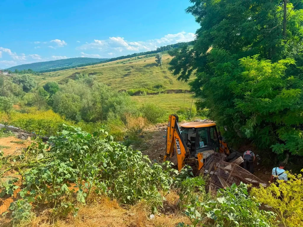 Bărbat în stare gravă după ce a căzut cu tractorul într-o râpă de 4 metri