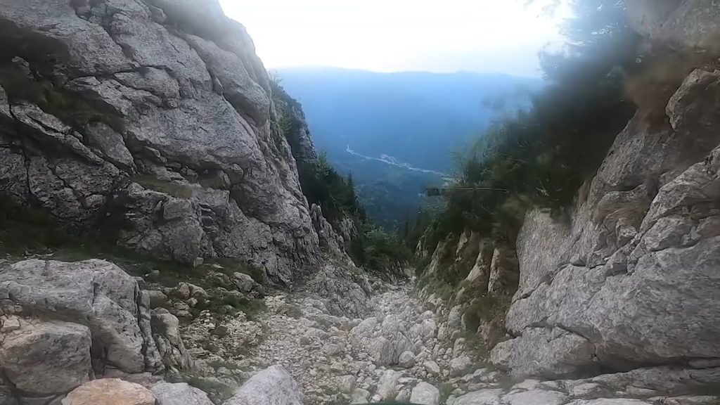 SALVAŢI DIN PRĂPASTIE