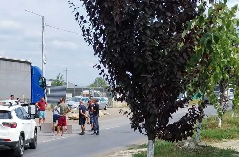 Accident grav în Iași: Un motociclist a ajuns la spital în urma unei coliziuni violente în Zona Industrială