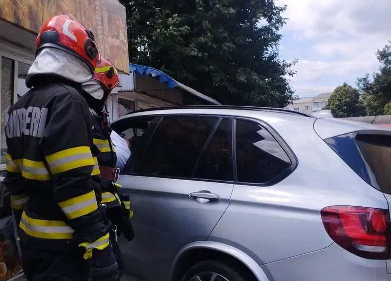 O mașină a intrat în plin într-o brutărie din Neamț: O femeie a fost rănită, poliția cercetează o posibilă defecțiune tehnică
