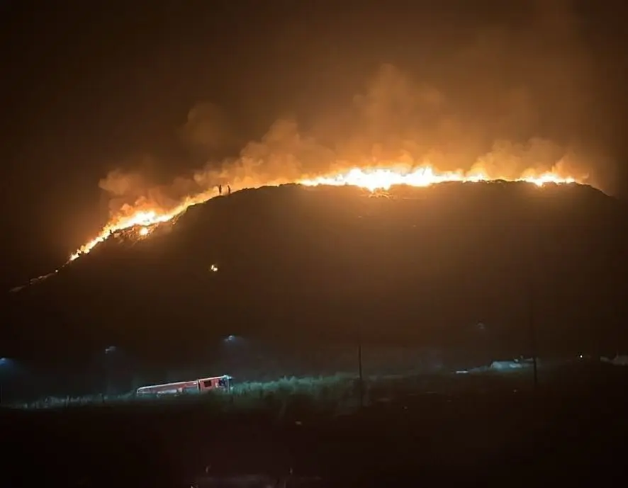 VIDEO. Intervenție a ISU Iași pentru stingerea unui incendiu la groapa de gunoi din Țuțora