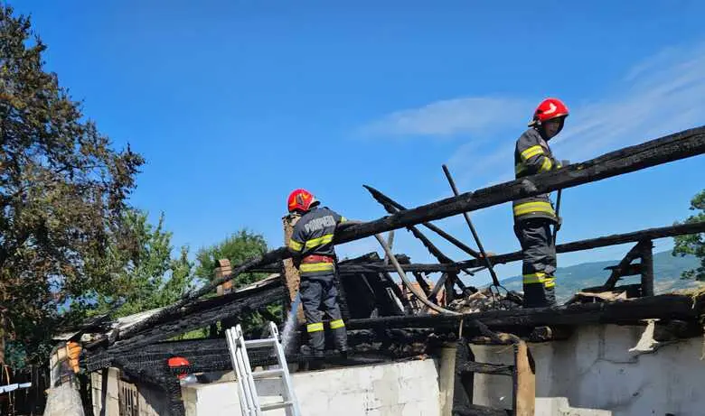 O casă din Comănești a fost mistuită de flăcări: Un bărbat a fost găsit mort, iar două femei au intrat în șoc