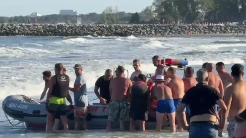 Un băiat de 17 ani a murit sub ochii salvamarilor, altul a fost înghițit de valuri la Olimp. Poliția a intervenit pe plajă!