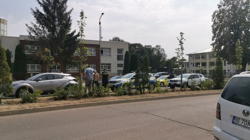 Un șofer de taxi din Pașcani, în stare critică la ATI după ce i s-a făcut rău la volan și a provocat un accident