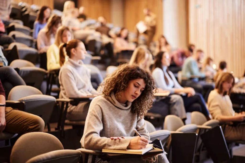 Câți bani primești în plus la pensie dacă ai făcut facultatea. Cum se calculează punctele pentru anii de studiu