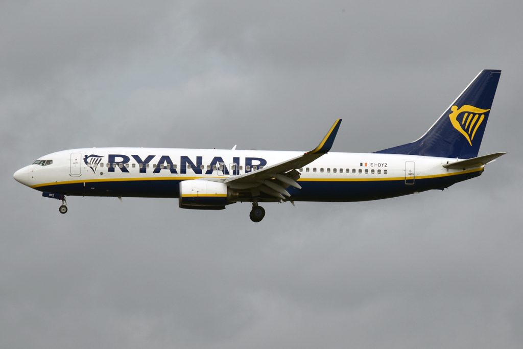 Ryanair reduce mii de zboruri și avertizează că biletele se pot scumpi în 2027