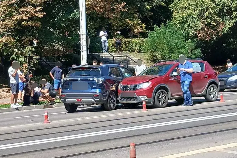 Accident în zona Nicolina din Iași: Patru persoane evaluate medical