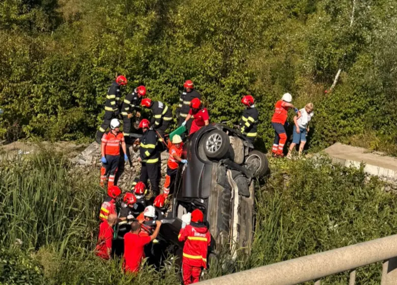 Mașină răsturnată și persoană încarcerată la Poieni. Intervenție de urgență a pompierilor din Iași